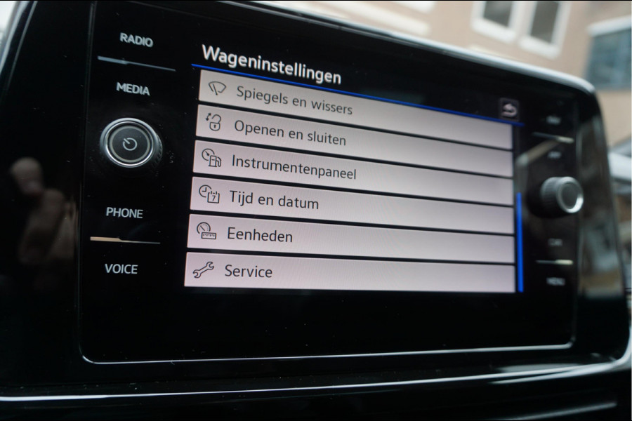 Volkswagen T-Roc 1.5 TSI R-Line Black Style | Facelift | Panoramadak | IQ light | Virtual cockpit | Adaptive + Lane departure | Apple Carplay | Sfeerverlichting | Dealer onderhouden Business+