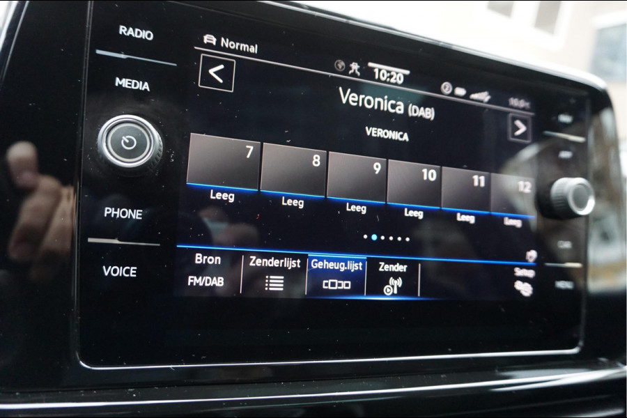 Volkswagen T-Roc 1.5 TSI R-Line Black Style | Facelift | Panoramadak | IQ light | Virtual cockpit | Adaptive + Lane departure | Apple Carplay | Sfeerverlichting | Dealer onderhouden Business+