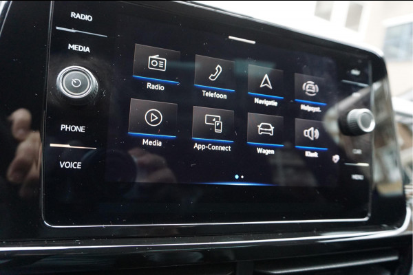 Volkswagen T-Roc 1.5 TSI R-Line Black Style | Facelift | Panoramadak | IQ light | Virtual cockpit | Adaptive + Lane departure | Apple Carplay | Sfeerverlichting | Dealer onderhouden Business+