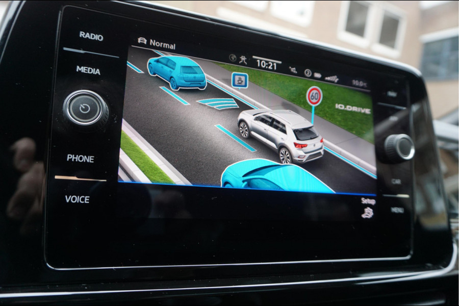 Volkswagen T-Roc 1.5 TSI R-Line Black Style | Facelift | Panoramadak | IQ light | Virtual cockpit | Adaptive + Lane departure | Apple Carplay | Sfeerverlichting | Dealer onderhouden Business+