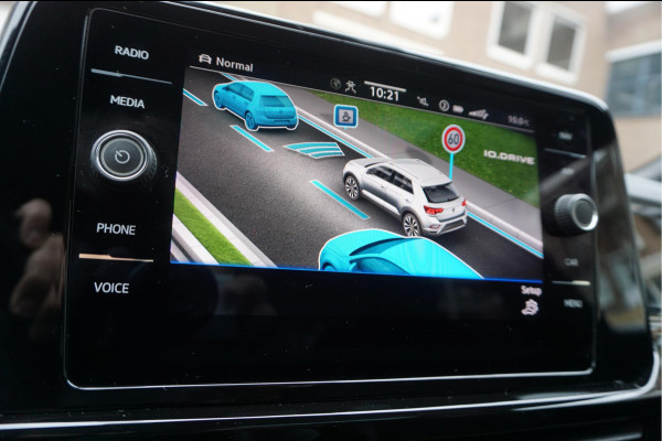 Volkswagen T-Roc 1.5 TSI R-Line Black Style | Facelift | Panoramadak | IQ light | Virtual cockpit | Adaptive + Lane departure | Apple Carplay | Sfeerverlichting | Dealer onderhouden Business+