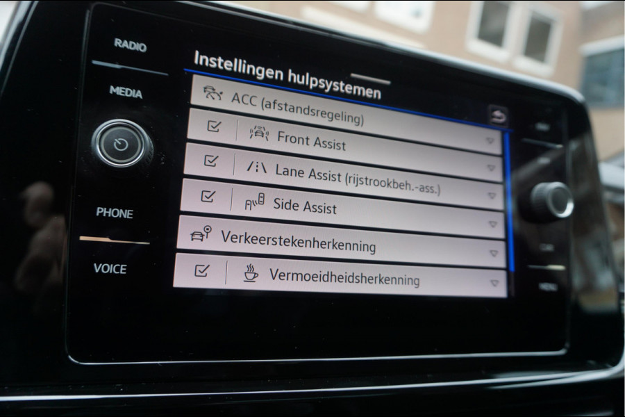 Volkswagen T-Roc 1.5 TSI R-Line Black Style | Facelift | Panoramadak | IQ light | Virtual cockpit | Adaptive + Lane departure | Apple Carplay | Sfeerverlichting | Dealer onderhouden Business+
