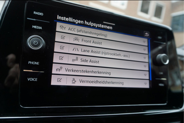 Volkswagen T-Roc 1.5 TSI R-Line Black Style | Facelift | Panoramadak | IQ light | Virtual cockpit | Adaptive + Lane departure | Apple Carplay | Sfeerverlichting | Dealer onderhouden Business+