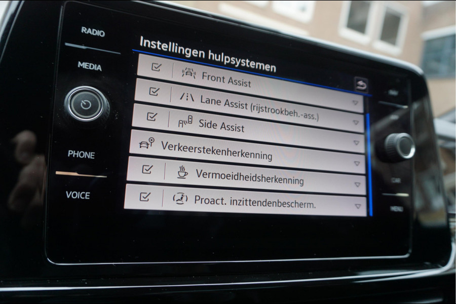 Volkswagen T-Roc 1.5 TSI R-Line Black Style | Facelift | Panoramadak | IQ light | Virtual cockpit | Adaptive + Lane departure | Apple Carplay | Sfeerverlichting | Dealer onderhouden Business+