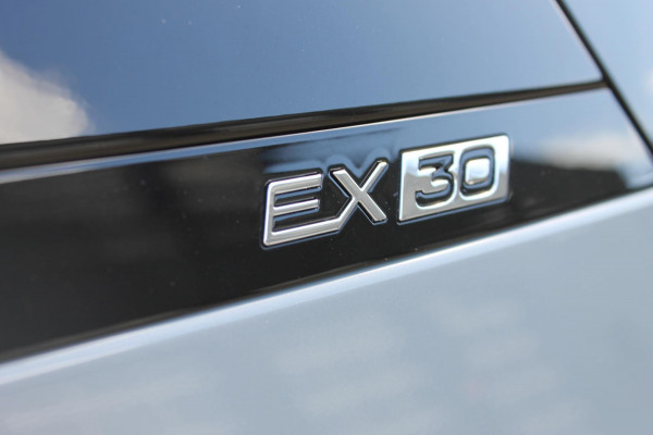 Volvo EX30 Single Motor Extended Range Plus 69 kWh Adaptieve cruise control / Semi elektrisch wegklapbare trekhaak / Extra getinte ramen vanaf de B-stijl / Verwarmbare voorstoelen / Verwarmbaar stuurwiel