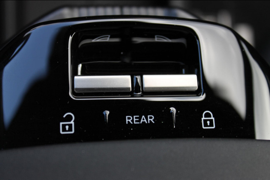 Volvo EX30 Single Motor Extended Range Plus 69 kWh Adaptieve cruise control / Semi elektrisch wegklapbare trekhaak / Extra getinte ramen vanaf de B-stijl / Verwarmbare voorstoelen / Verwarmbaar stuurwiel