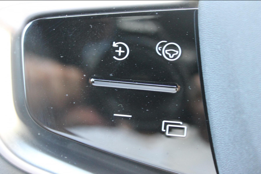 Volvo EX30 Single Motor Extended Range Plus 69 kWh Adaptieve cruise control / Semi elektrisch wegklapbare trekhaak / Extra getinte ramen vanaf de B-stijl / Verwarmbare voorstoelen / Verwarmbaar stuurwiel