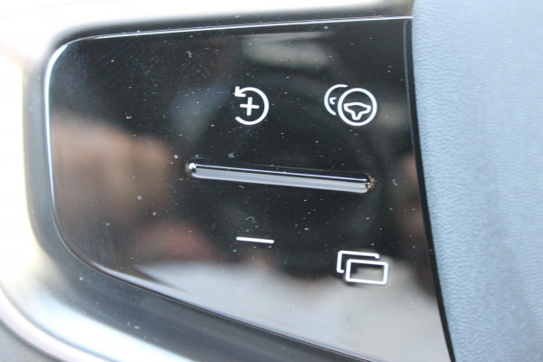 Volvo EX30 Single Motor Extended Range Plus 69 kWh Adaptieve cruise control / Semi elektrisch wegklapbare trekhaak / Extra getinte ramen vanaf de B-stijl / Verwarmbare voorstoelen / Verwarmbaar stuurwiel
