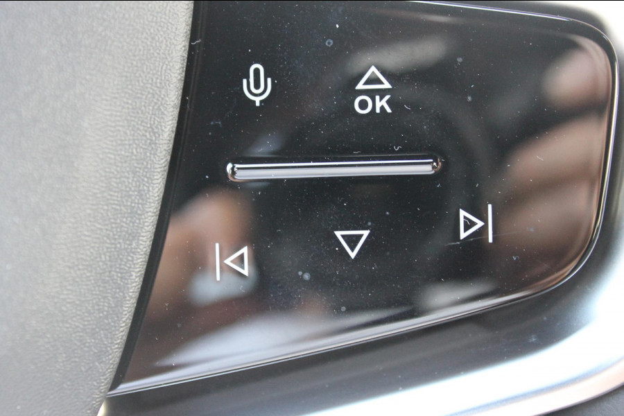 Volvo EX30 Single Motor Extended Range Plus 69 kWh Adaptieve cruise control / Semi elektrisch wegklapbare trekhaak / Extra getinte ramen vanaf de B-stijl / Verwarmbare voorstoelen / Verwarmbaar stuurwiel