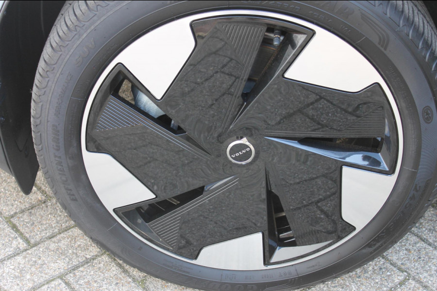 Volvo EX30 Single Motor Extended Range Plus 69 kWh Adaptieve cruise control / Semi elektrisch wegklapbare trekhaak / Extra getinte ramen vanaf de B-stijl / Verwarmbare voorstoelen / Verwarmbaar stuurwiel