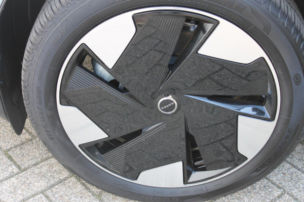 Volvo EX30 Single Motor Extended Range Plus 69 kWh Adaptieve cruise control / Semi elektrisch wegklapbare trekhaak / Extra getinte ramen vanaf de B-stijl / Verwarmbare voorstoelen / Verwarmbaar stuurwiel