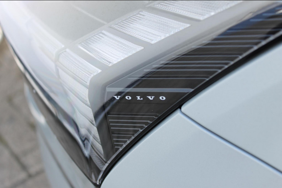 Volvo EX30 Single Motor Extended Range Plus 69 kWh Adaptieve cruise control / Semi elektrisch wegklapbare trekhaak / Extra getinte ramen vanaf de B-stijl / Verwarmbare voorstoelen / Verwarmbaar stuurwiel