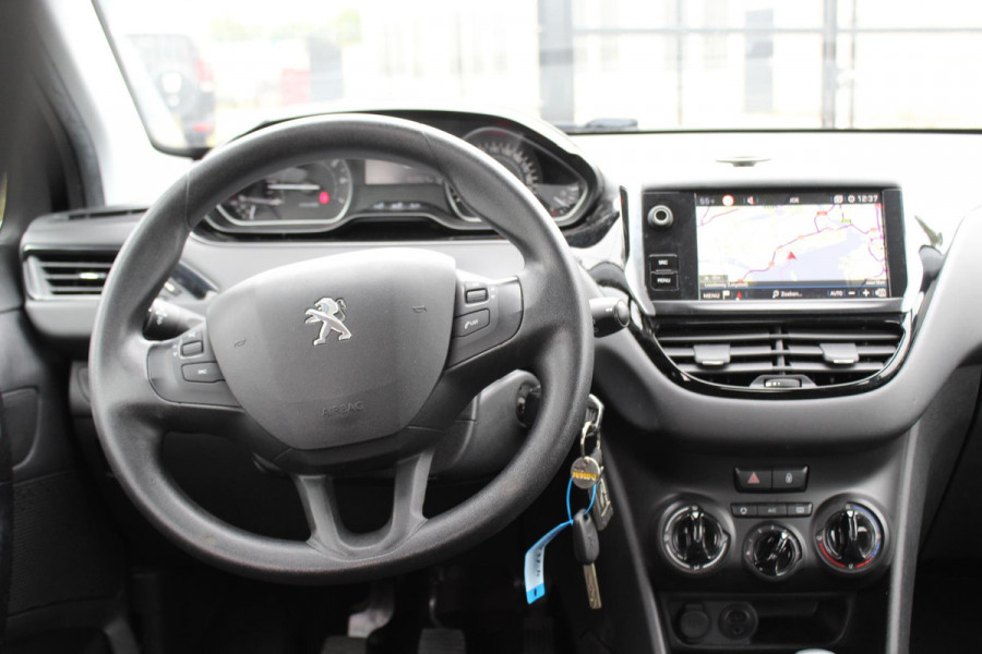 Peugeot 208 1.2 PureTech Blue Lion NAP,, AIRCO ,,MULTIMEDIA ,,NAVI,, LED ,,PARKEERSENSOREN TREKHAAK