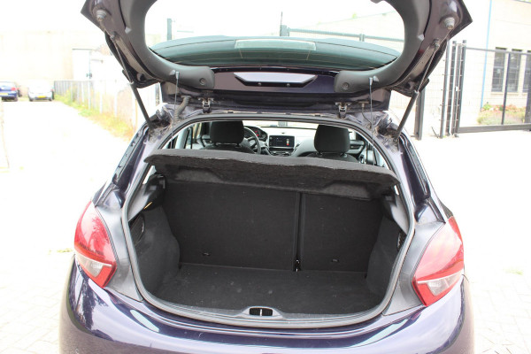 Peugeot 208 1.2 PureTech Blue Lion NAP,, AIRCO ,,MULTIMEDIA ,,NAVI,, LED ,,PARKEERSENSOREN TREKHAAK