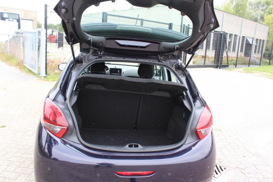 Peugeot 208 1.2 PureTech Blue Lion NAP,, AIRCO ,,MULTIMEDIA ,,NAVI,, LED ,,PARKEERSENSOREN TREKHAAK
