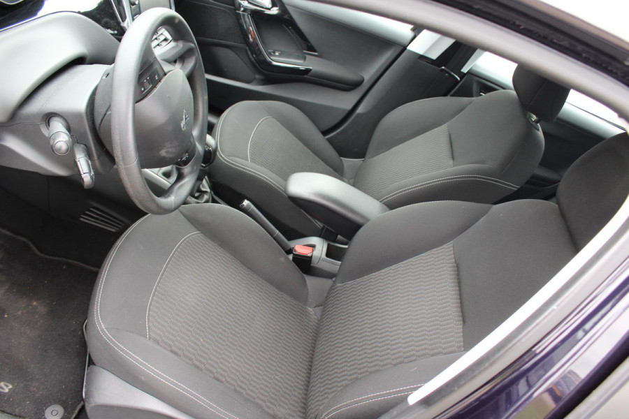 Peugeot 208 1.2 PureTech Blue Lion NAP,, AIRCO ,,MULTIMEDIA ,,NAVI,, LED ,,PARKEERSENSOREN TREKHAAK