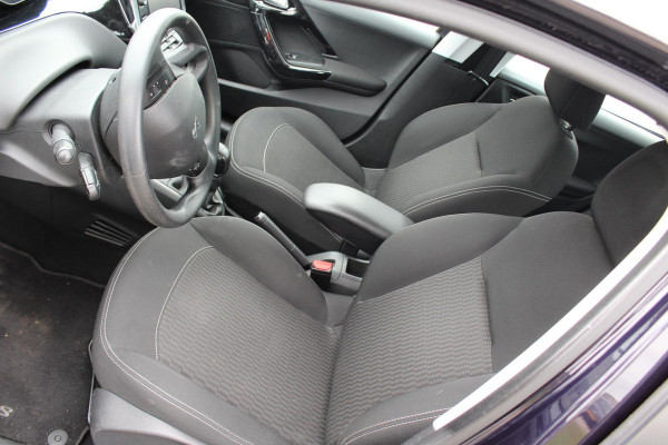 Peugeot 208 1.2 PureTech Blue Lion NAP,, AIRCO ,,MULTIMEDIA ,,NAVI,, LED ,,PARKEERSENSOREN TREKHAAK