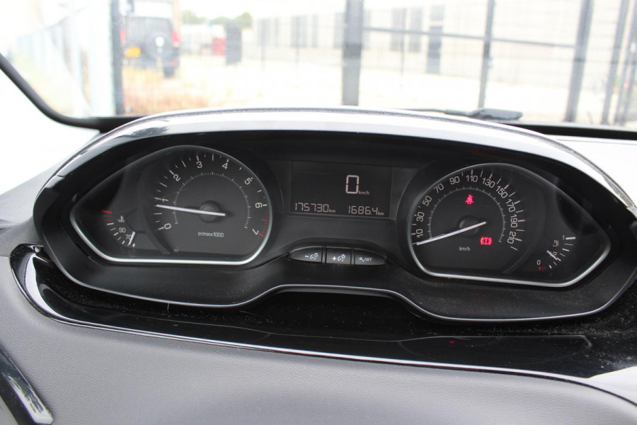 Peugeot 208 1.2 PureTech Blue Lion NAP,, AIRCO ,,MULTIMEDIA ,,NAVI,, LED ,,PARKEERSENSOREN TREKHAAK