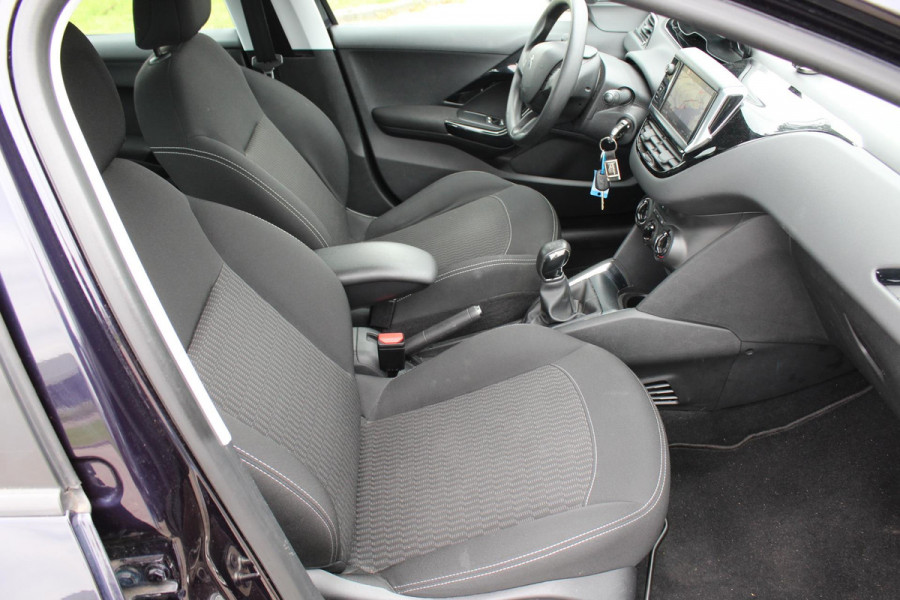 Peugeot 208 1.2 PureTech Blue Lion NAP,, AIRCO ,,MULTIMEDIA ,,NAVI,, LED ,,PARKEERSENSOREN TREKHAAK