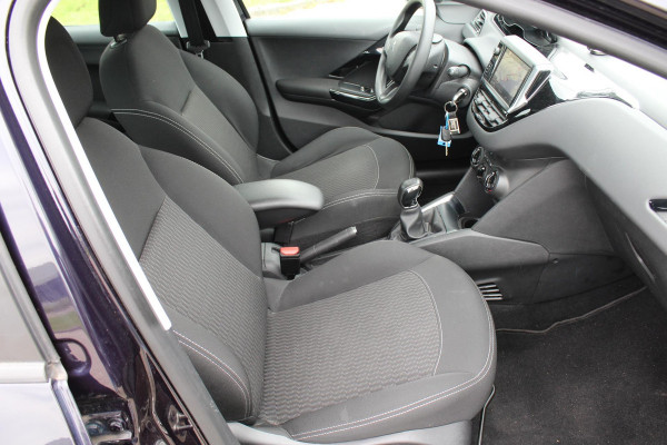 Peugeot 208 1.2 PureTech Blue Lion NAP,, AIRCO ,,MULTIMEDIA ,,NAVI,, LED ,,PARKEERSENSOREN TREKHAAK