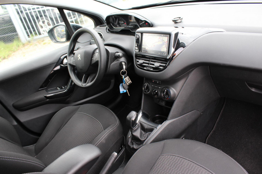 Peugeot 208 1.2 PureTech Blue Lion NAP,, AIRCO ,,MULTIMEDIA ,,NAVI,, LED ,,PARKEERSENSOREN TREKHAAK