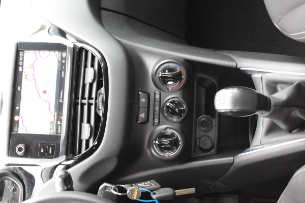 Peugeot 208 1.2 PureTech Blue Lion NAP,, AIRCO ,,MULTIMEDIA ,,NAVI,, LED ,,PARKEERSENSOREN TREKHAAK