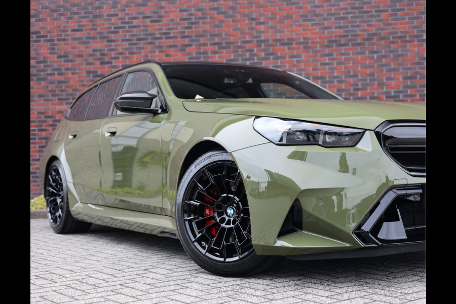 BMW 5 Serie Touring M5 | Direct leverbaar - Urban Green - Drivers Pack