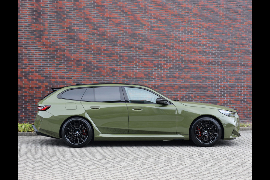 BMW 5 Serie Touring M5 | Direct leverbaar - Urban Green - Drivers Pack