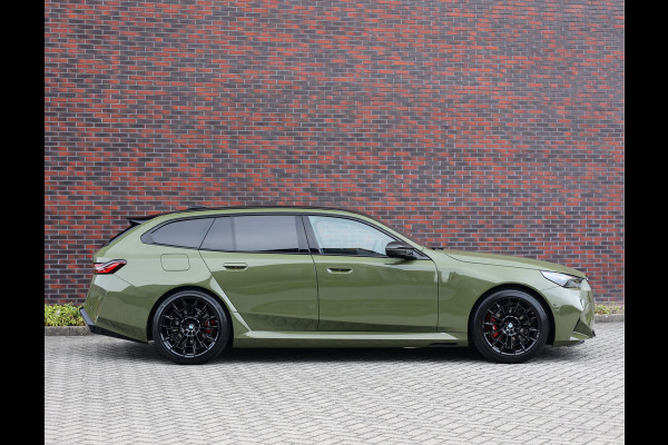 BMW 5 Serie Touring M5 | Direct leverbaar - Urban Green - Drivers Pack