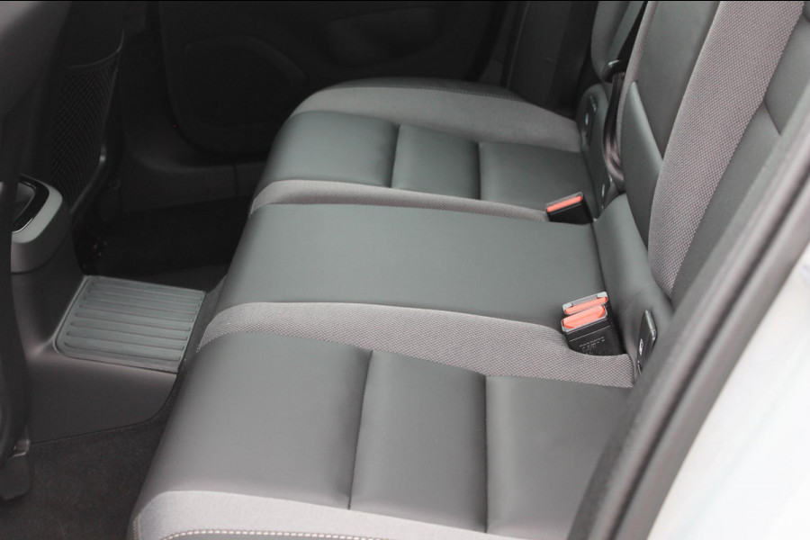 Volvo V60 T6350PK Autm. Plug-in hybrid AWD Plus Dark Long Range / Google infotainment / Semi elekrisch wegklapbare trekhaak / Verwarmbare voorruit / Elektrisch bedienbare voorstoelen met geheugen / Verwarmbare voorstoelen