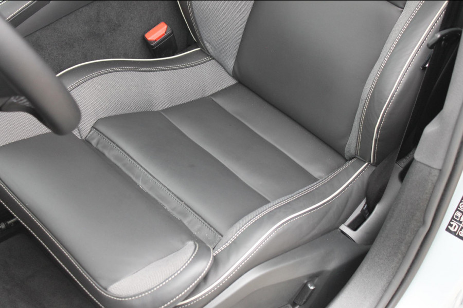 Volvo V60 T6350PK Autm. Plug-in hybrid AWD Plus Dark Long Range / Google infotainment / Semi elekrisch wegklapbare trekhaak / Verwarmbare voorruit / Elektrisch bedienbare voorstoelen met geheugen / Verwarmbare voorstoelen