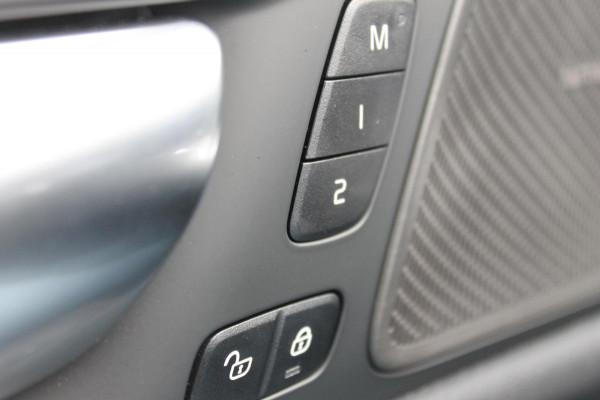 Volvo V60 T6350PK Autm. Plug-in hybrid AWD Plus Dark Long Range / Google infotainment / Semi elekrisch wegklapbare trekhaak / Verwarmbare voorruit / Elektrisch bedienbare voorstoelen met geheugen / Verwarmbare voorstoelen