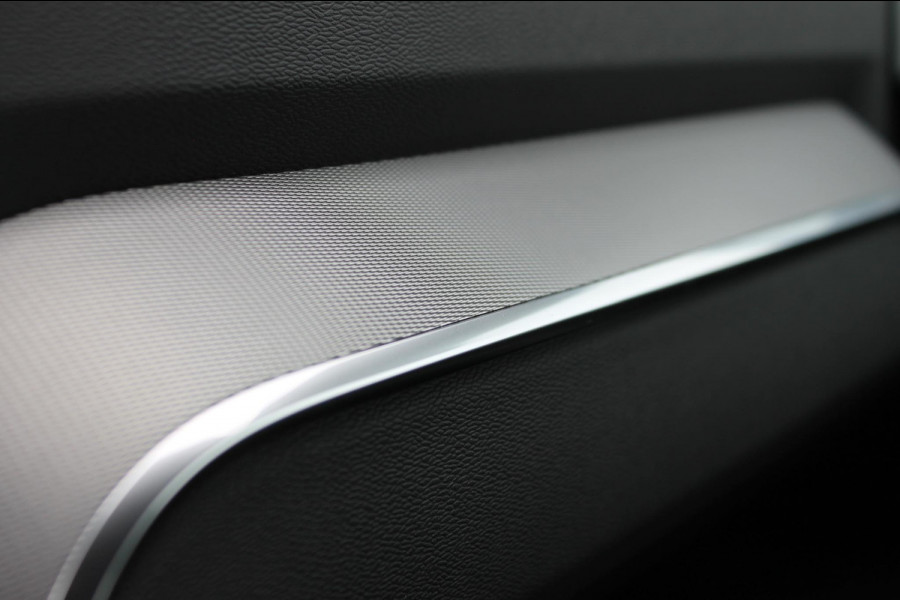 Volvo V60 T6350PK Autm. Plug-in hybrid AWD Plus Dark Long Range / Google infotainment / Semi elekrisch wegklapbare trekhaak / Verwarmbare voorruit / Elektrisch bedienbare voorstoelen met geheugen / Verwarmbare voorstoelen