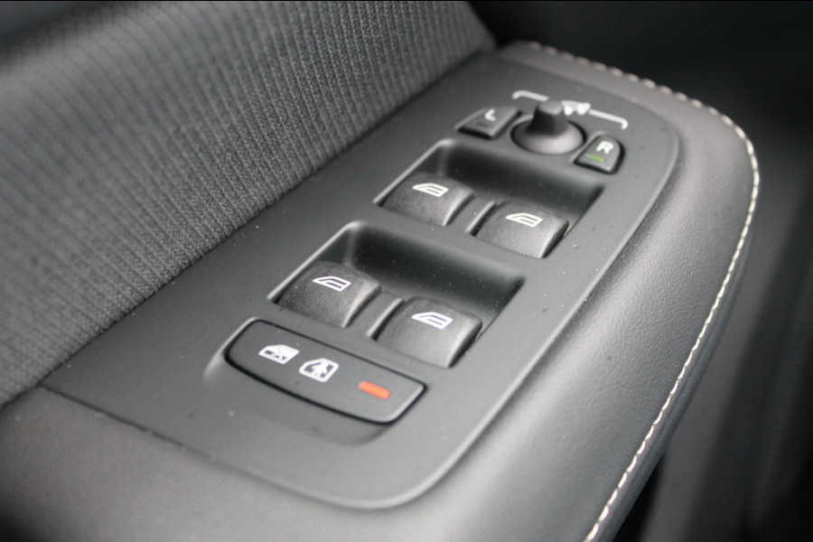 Volvo V60 T6350PK Autm. Plug-in hybrid AWD Plus Dark Long Range / Google infotainment / Semi elekrisch wegklapbare trekhaak / Verwarmbare voorruit / Elektrisch bedienbare voorstoelen met geheugen / Verwarmbare voorstoelen