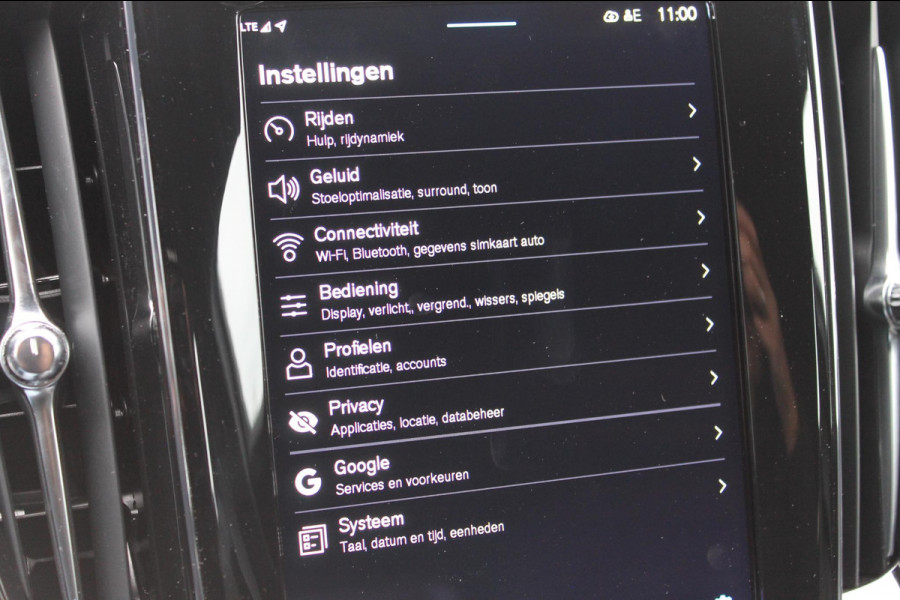 Volvo V60 T6350PK Autm. Plug-in hybrid AWD Plus Dark Long Range / Google infotainment / Semi elekrisch wegklapbare trekhaak / Verwarmbare voorruit / Elektrisch bedienbare voorstoelen met geheugen / Verwarmbare voorstoelen
