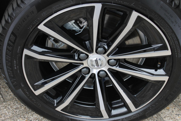 Volvo V60 T6350PK Autm. Plug-in hybrid AWD Plus Dark Long Range / Google infotainment / Semi elekrisch wegklapbare trekhaak / Verwarmbare voorruit / Elektrisch bedienbare voorstoelen met geheugen / Verwarmbare voorstoelen
