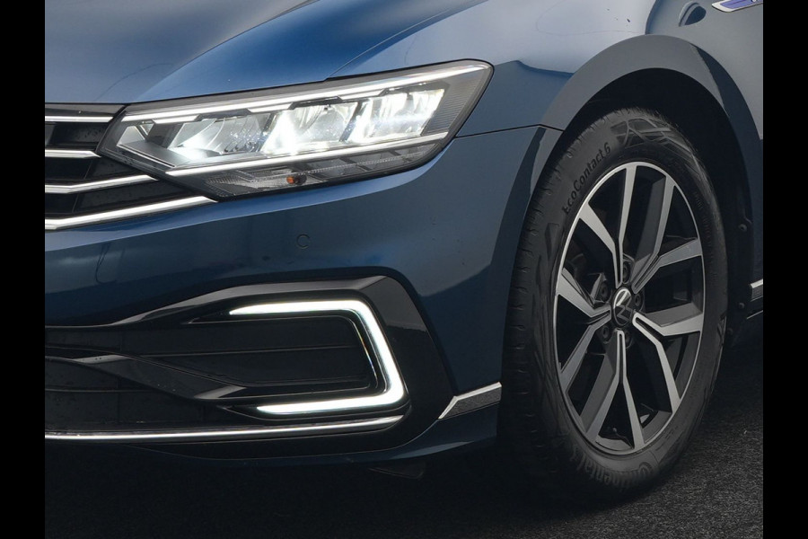 Volkswagen Passat Variant 1.4 TSI GTE Business Plug In Hybrid 218pk Dealer O.H PHEV | Alcantara Sportstoelen Massage & Verwarmd | Adaptive Cruise | Apple Carplay | Navigatie | Camera | Virtual | DAB |