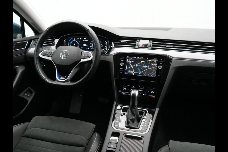 Volkswagen Passat Variant 1.4 TSI GTE Business Plug In Hybrid 218pk Dealer O.H PHEV | Alcantara Sportstoelen Massage & Verwarmd | Adaptive Cruise | Apple Carplay | Navigatie | Camera | Virtual | DAB |