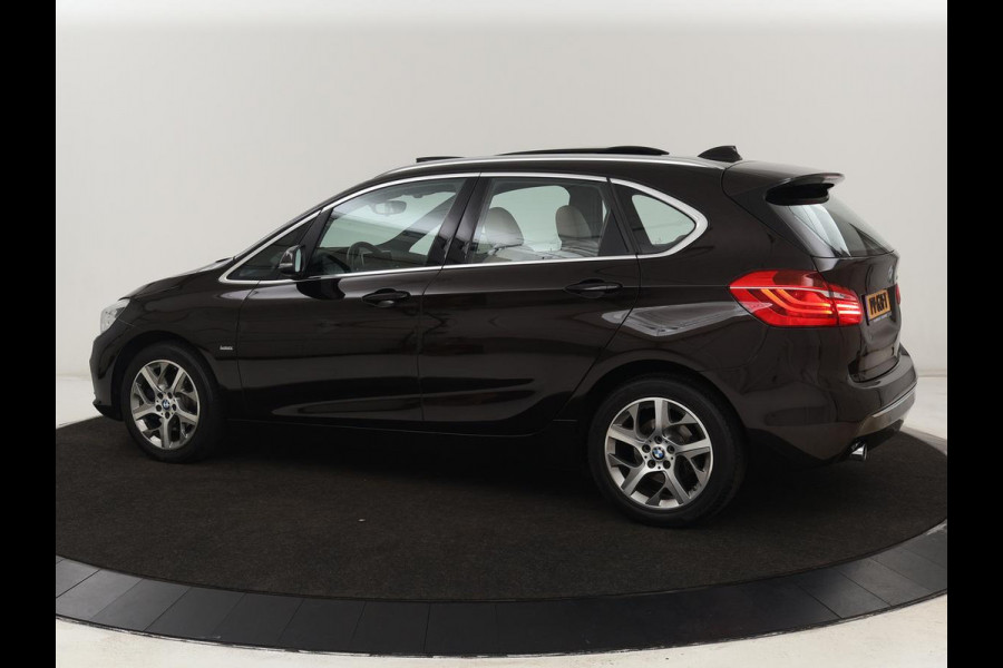 BMW 2 Serie Active Tourer 218i High Executive | Panoramadak | Luxury Line | Trekhaak | Leder | Stoelverwarming | Head-Up | Navigatie | Full LED | Sportstoelen | Camera | Parkeerhulp