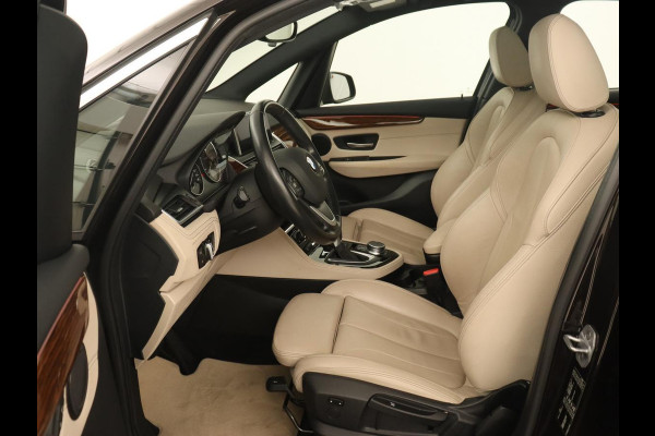 BMW 2 Serie Active Tourer 218i High Executive | Panoramadak | Luxury Line | Trekhaak | Leder | Stoelverwarming | Head-Up | Navigatie | Full LED | Sportstoelen | Camera | Parkeerhulp