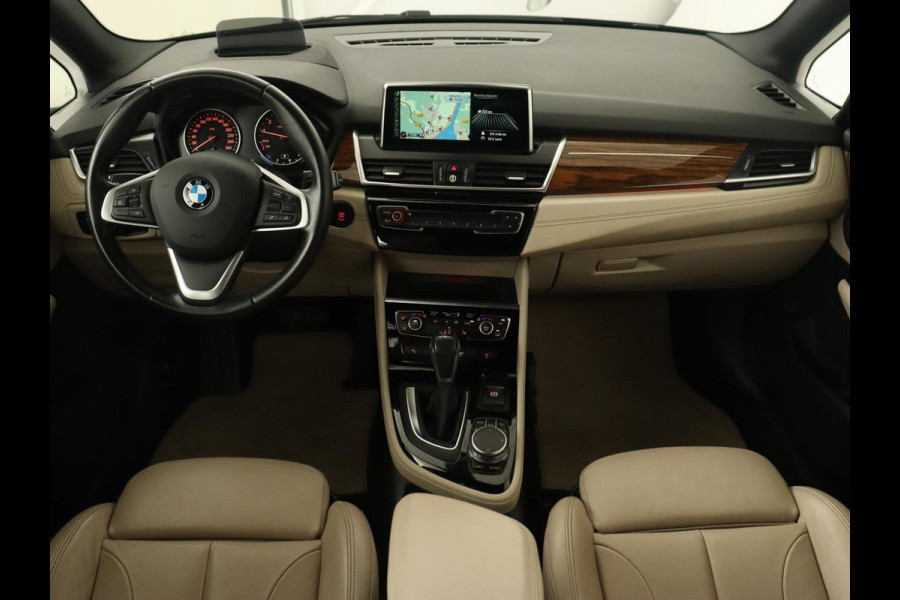 BMW 2 Serie Active Tourer 218i High Executive | Panoramadak | Luxury Line | Trekhaak | Leder | Stoelverwarming | Head-Up | Navigatie | Full LED | Sportstoelen | Camera | Parkeerhulp