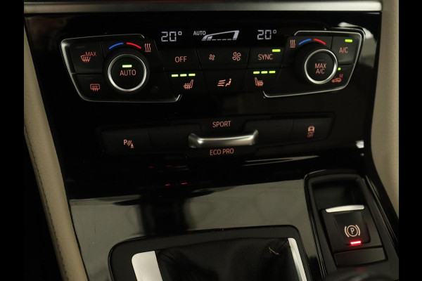 BMW 2 Serie Active Tourer 218i High Executive | Panoramadak | Luxury Line | Trekhaak | Leder | Stoelverwarming | Head-Up | Navigatie | Full LED | Sportstoelen | Camera | Parkeerhulp