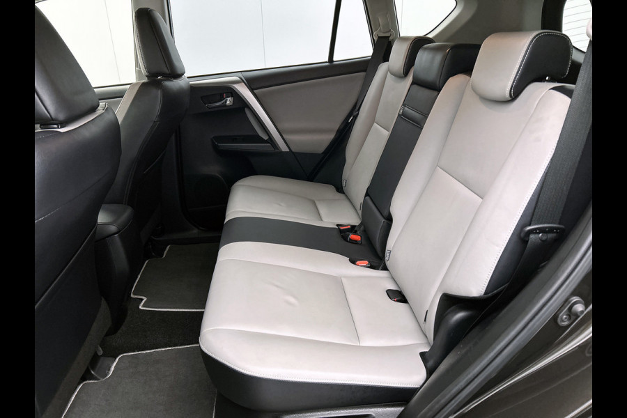 Toyota RAV4 2.5 Hybrid Style(Zeer Goed OnderH, Navi, Stoel/stuur Verwarming, Camera, Parkeersensoren, Etc)