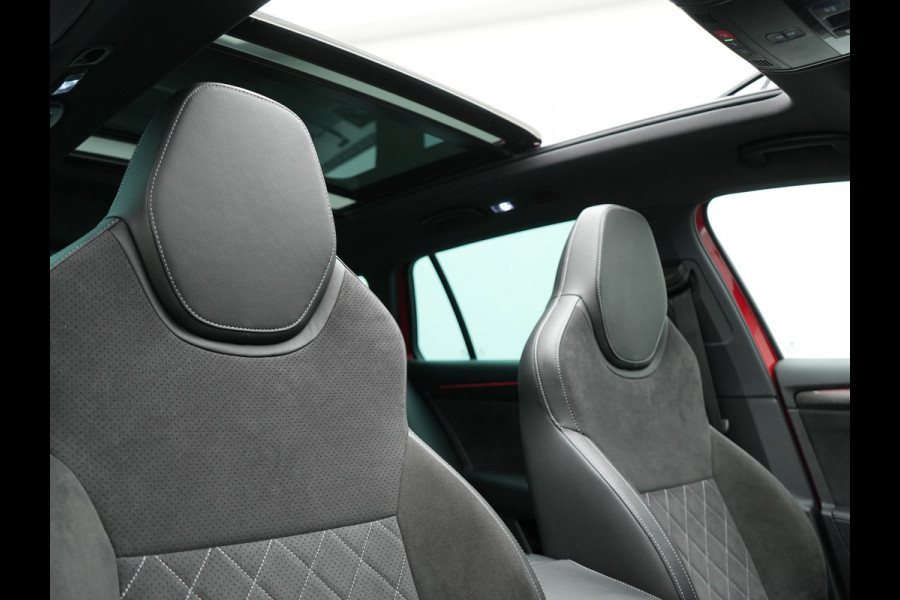 Škoda Superb Combi 1.4 TSI iV Sportline Business Plug In Hybrid 218pk Dealer O.H PHEV | Trekhaak Af Fabriek | Panodak | Adaptive Cruise | Canton Audio | Alcantara Sportstoelen Memory & Verwarmd | 360 | Apple Carplay | Blis | Stuur Verwarmd | Virtual | Navigatie | DAB |