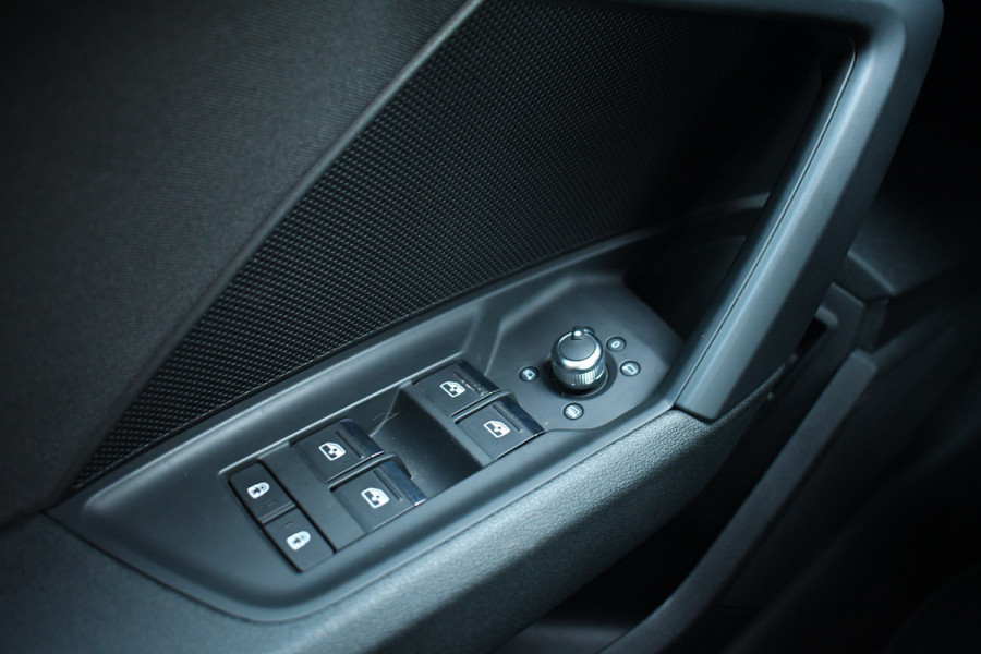 Audi A3 Sportback 40 TFSI e 204pk m-LED S-zetels ACC El-klep Keyless