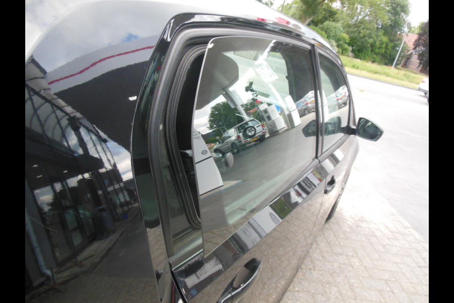 Volkswagen up! 1.0 BMT move up! Staat in De Krim