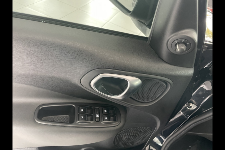 Fiat FIAT 500L L1AE Cruise control - Airco - Navigatie - Trekhaak - Parkeersensoren voor en achter - Stoelverwarming - Bluetooth - Mistlampen voor - Multifunctioneel stuurwiel - Licht metalen 17 inch - U-connect