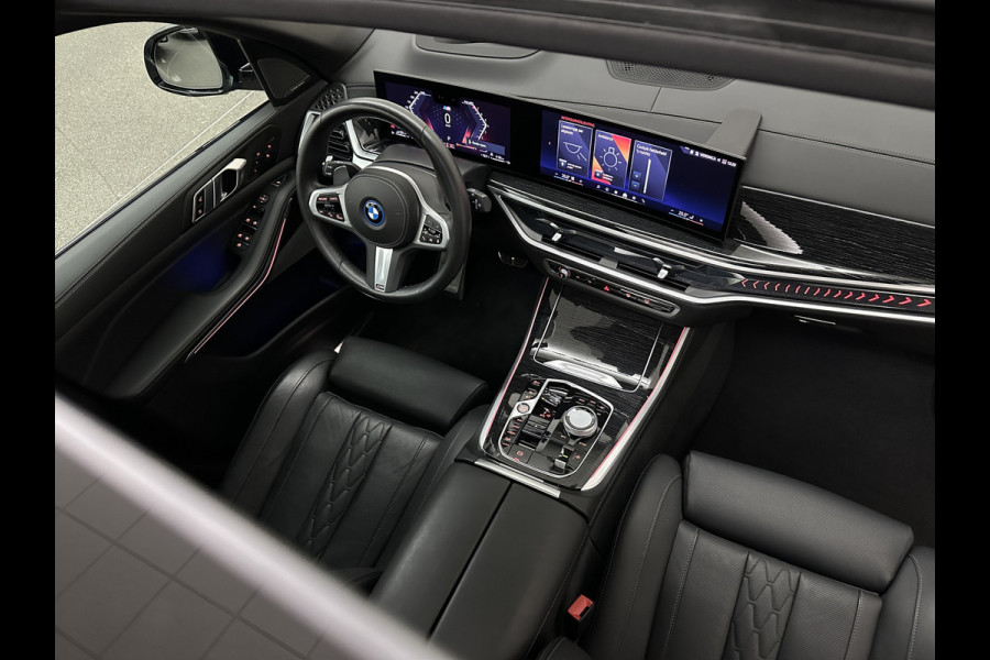 BMW X5 50e *7x Op Voorraad* M-Sport Pro | 360 Camera | Sky-Lounge Pano | ACC | Comfortstoelen | Indiv. Leder | Massage | Stoelventilati 4-Zone Clima | Trekhaak | 22'' | Head-Up | Keyless-Entry | Harman-Kardon | Stoelverwarming V+A | M-Gordels | Glaspook | Stuurverwarming | Iconic-Glow | Luchtvering | Zonwering | Carplay | Beker Clima |