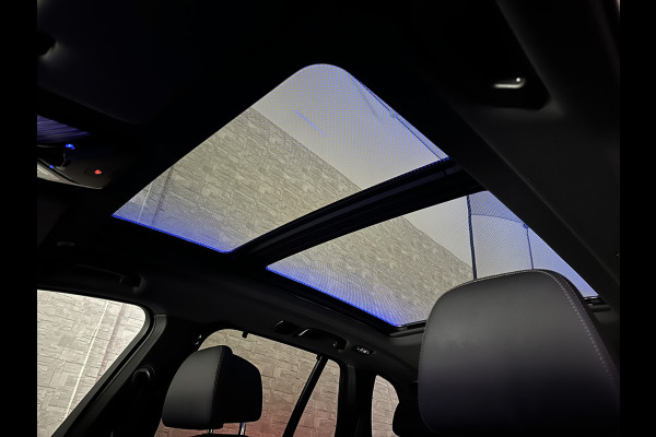BMW X5 50e *7x Op Voorraad* M-Sport Pro | 360 Camera | Sky-Lounge Pano | ACC | Comfortstoelen | Indiv. Leder | Massage | Stoelventilati 4-Zone Clima | Trekhaak | 22'' | Head-Up | Keyless-Entry | Harman-Kardon | Stoelverwarming V+A | M-Gordels | Glaspook | Stuurverwarming | Iconic-Glow | Luchtvering | Zonwering | Carplay | Beker Clima |