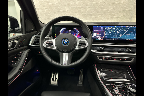 BMW X5 50e *7x Op Voorraad* M-Sport Pro | 360 Camera | Sky-Lounge Pano | ACC | Comfortstoelen | Indiv. Leder | Massage | Stoelventilati 4-Zone Clima | Trekhaak | 22'' | Head-Up | Keyless-Entry | Harman-Kardon | Stoelverwarming V+A | M-Gordels | Glaspook | Stuurverwarming | Iconic-Glow | Luchtvering | Zonwering | Carplay | Beker Clima |